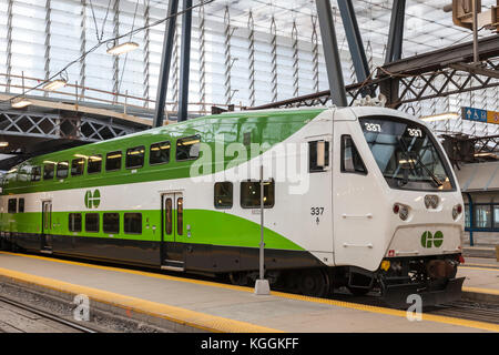 Toronto, Kanada - 11.Oktober 2017: Bombardier Bilevel -trainer go Transit Zug an der Union Station in Toronto, der Provinz Ontario, Kanada. Stockfoto