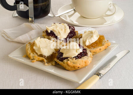 Einen traditionellen englischen Afternoon Cream Tea mit Scones, Marmelade und Cornish Clotted Cream Stockfoto