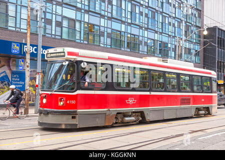Toronto, Kanada - 11. Oktober 2017: Oldtimer-Straßenbahn auf der Dundas Street in Toronto. Provinz Ontario, Kanada Stockfoto