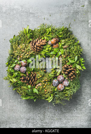 Weihnachten dekorativen Kranz über graue Betonwand Hintergrund Stockfoto