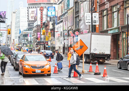 Toronto, Kanada - 11.Oktober 2017: Downtown Yonge Street in der Innenstadt von Toronto, Kanada Stockfoto