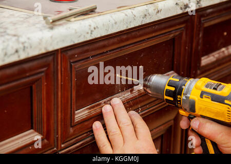 Master Bohrer die Tür in der Schaltschranktür Stockfoto