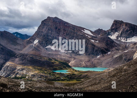 Berge im Hintergrund mit brillanten Aqua alpinen Seen Stockfoto