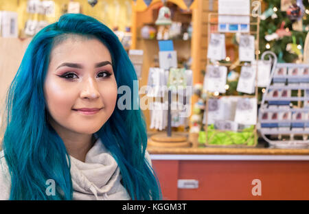 Anchorage, Alaska, USA - August 4th, 2017: Porträt der jungen Frau mit blauen Haaren und arbeitet als Verkäufer in einem Souvenirs in Anchorage, Alaska. Stockfoto