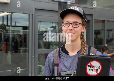 Anchorage, Alaska, USA - August 4th, 2017: Ein junges Mädchen ist die Unterschriftensammlung gegen die geplante Pebble Mine in Anchorage, Alaska. Stockfoto