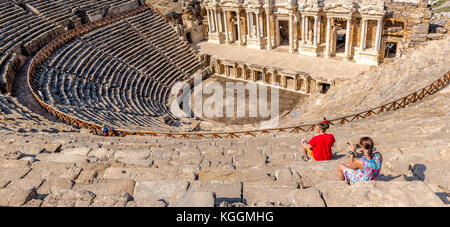 Menschen besuchen die Ruinen von antiken Theater in der antiken griechischen Stadt Hierapolis, Pamukkale, Türkei., 25. August 2017 Stockfoto