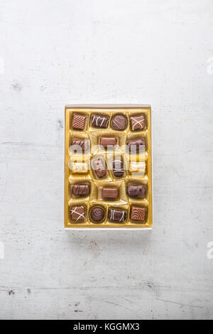 Schokolade Pralinen. Schachtel Pralinen mit Marzipan. Stockfoto