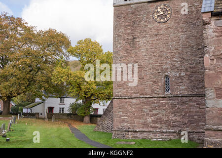 Die Kirche der hl. Birgitta oder St Braut im Dorf Skenfrith, Monmouthshire, Wales, Großbritannien Stockfoto