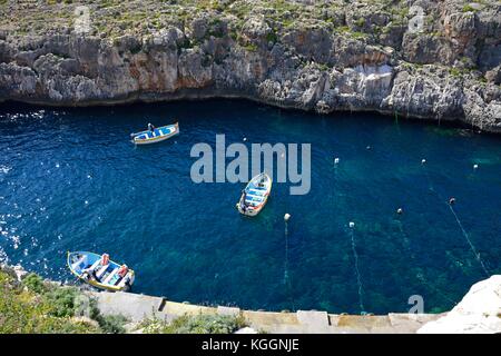 Ansicht der traditionellen dghajsa Wassertaxi Boote am Abfahrtspunkt in der Bucht, Blaue Grotte, Malta, Europa. Stockfoto