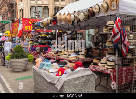 Ein Pop-up hat der Anbieter in einem offenen Markt auf der Straße von New York City, New York Stockfoto