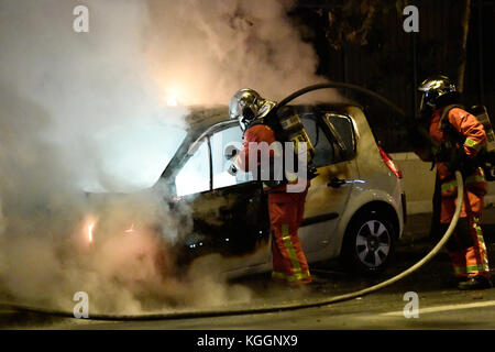 Julien Mattia / Le Pictorium - Auto in Brand - 08/11/2017 - Frankreich / ? haut de seine ? / Malakoff - Pariser Feuerwehrleute löschen in Malakoff ein verbranntes Auto aus. Unbekannter Ursprung der Motorbrand bedroht ein verlassenes Gebäude, wodurch der Brand in Paris nach dem Löschen des Feuers in das Gebäude eingreift. Stockfoto