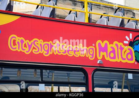 Red maltesischen Sightseeing Bus, Marsaxlokk, Malta, Europa. Stockfoto