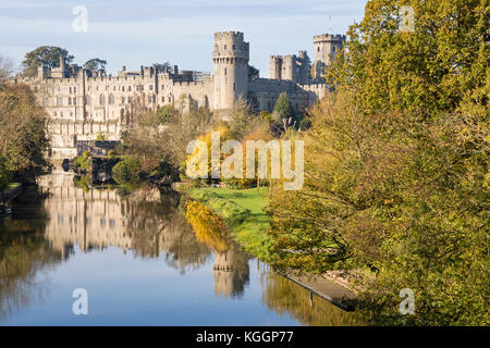 Herbst an der Warwick Schloss mit Blick auf den Fluss Avon, Warwickshire, England, Großbritannien Stockfoto