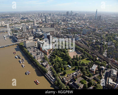 Luftaufnahme von Lambeth Palace & St Thomas' Hospital in Richtung der Stadt Skyline von London, UK suchen Stockfoto