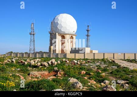 Anzeigen von dingli Aviation radar Station mit Schafen und Ziegen im Vordergrund, dingli, Malta, Europa. Stockfoto