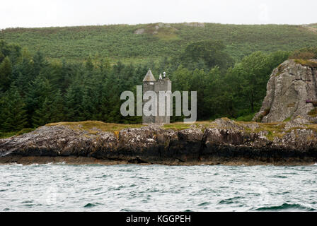 Schwarze Denkmal Leuchtturm Duart Punkt Sound of Mull Schottland Landschaft seascape Ansicht von 1900 des 20. Jahrhunderts kleine Gerippte gotischen Turm schwarz ligh Stockfoto