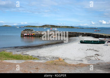 Der schöne Strand und Hafen von craighouse Isle of Jura Schottland United Kingdom Landschaft Blick auf den weißen Sandstrand und aus Stein gebauten Hafen Farbe Stockfoto