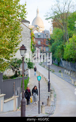 Paris, Frankreich. Montmartre - Sacre Coeur von der Rue de L'Abreuvoir aus gesehen Stockfoto