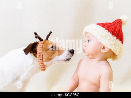 Amüsante santa claus meets lustige Rentiere. Konzept für 2018 Jahr der gelben Erde Hund Stockfoto