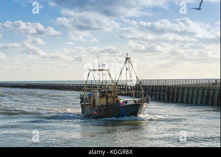 Fischerboot in Littlehampton Hafen nach einem Tag am Meer commecial Angeln. Stockfoto