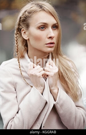 Mode Porträt der schönen blonden Frau in stilvoller Kleidung outdoor im Herbst. Stockfoto