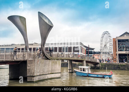 Der Pero Brücke überspannt die St. Augustine's Reach in den Hafen von Bristol, Großbritannien Stockfoto