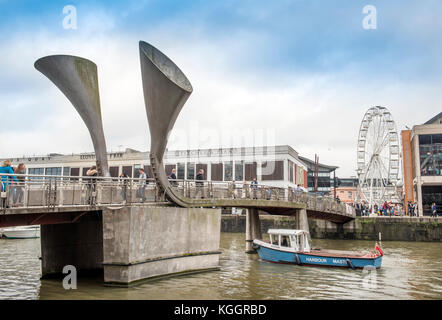 Der Pero Brücke überspannt die St. Augustine's Reach in den Hafen von Bristol, Großbritannien Stockfoto