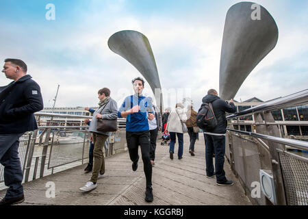 Der Pero Brücke überspannt die St. Augustine's Reach in den Hafen von Bristol, Großbritannien Stockfoto