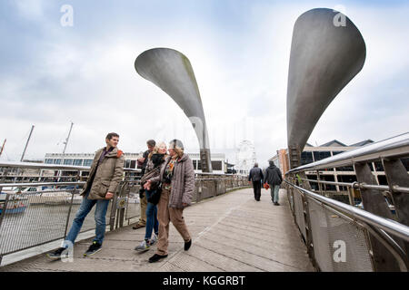 Der Pero Brücke überspannt die St. Augustine's Reach in den Hafen von Bristol, Großbritannien Stockfoto