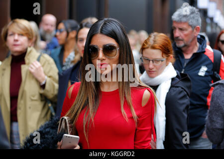 Street fashion nach Maria Katrantzou LFW SS 18 Charing Cross Road London 2017 September. Blogger, Presse, Einkäufer aus dem Topman Veranstaltungsort. Stockfoto