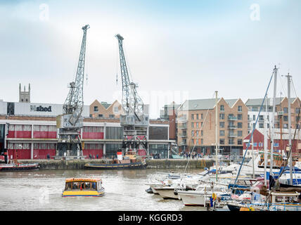 Ein Bristol Fähre verlässt die St. Augustine's Reach in Richtung M vergossen in den Hafen von Bristol, Großbritannien Stockfoto