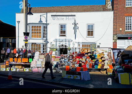 Marktstände und White Hart Pub, St Ives, Cambridgeshire, England, Großbritannien Stockfoto