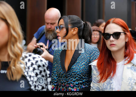 Street fashion nach Maria Katrantzou LFW SS 18 Charing Cross Road London 2017 September. Blogger, Presse, Einkäufer aus dem Topman Veranstaltungsort. Stockfoto