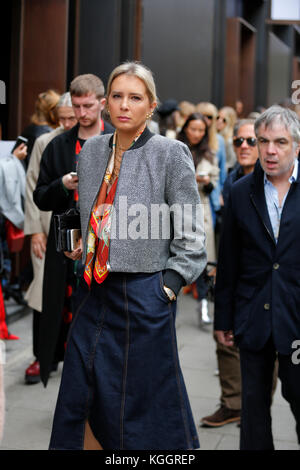 Street fashion nach Maria Katrantzou LFW SS 18 Charing Cross Road London 2017 September. Blogger, Presse, Einkäufer aus dem Topman Veranstaltungsort. Stockfoto