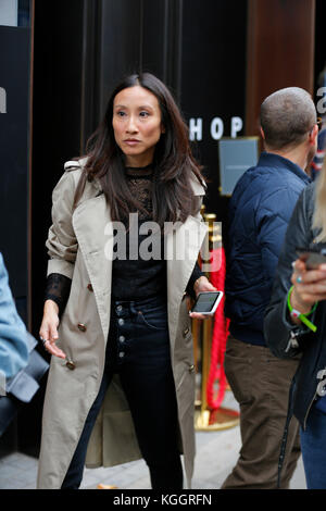 Street fashion nach Maria Katrantzou LFW SS 18 Charing Cross Road London 2017 September. Blogger, Presse, Einkäufer aus dem Topman Veranstaltungsort. Stockfoto