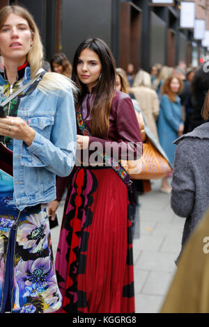 Street fashion nach Maria Katrantzou LFW SS 18 Charing Cross Road London 2017 September. Blogger, Presse, Einkäufer aus dem Topman Veranstaltungsort. Stockfoto