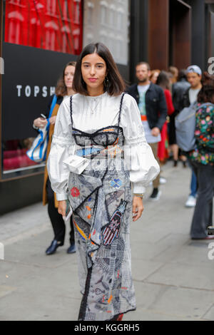 Street fashion nach Maria Katrantzou LFW SS 18 Charing Cross Road London 2017 September. Blogger, Presse, Einkäufer aus dem Topman Veranstaltungsort. Stockfoto