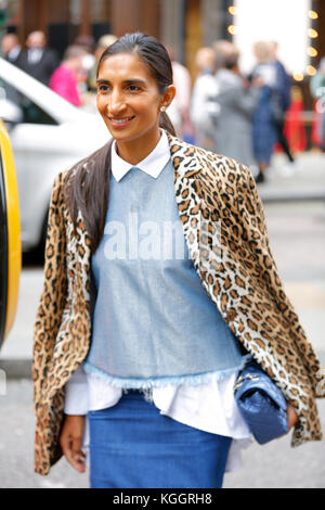 Street fashion nach Maria Katrantzou LFW SS 18 Charing Cross Road London 2017 September. Blogger, Presse, Einkäufer aus dem Topman Veranstaltungsort. Stockfoto