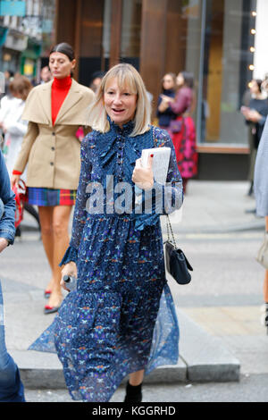 Street fashion nach Maria Katrantzou LFW SS 18 Charing Cross Road London 2017 September. Blogger, Presse, Einkäufer aus dem Topman Veranstaltungsort. Stockfoto