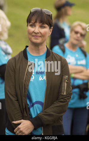 Fernsehstar Ruth Langsford und ihr Hund Maggie beginnen den Alzheimer’s Society Surrey Memory Walk im Painshill Park, Cobham. Die Strictly Come Dancing 2017, Loose Women und ITV This Morning Moderatorin, die ihren Vater Dennis an Demenz verloren hat und Botschafter der Alzheimer’s Society ist. Ruth wurde von EastEnders-Star Emma Barton und ihrem Hund Poppy begleitet. Mit: Emma Barton Where: Cobham, Großbritannien Wann: 08 Okt 2017 Credit: Paul Taylor/WENN.com Stockfoto