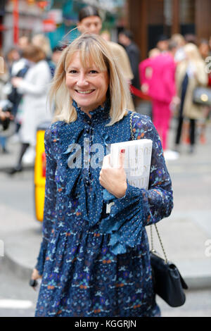 Street fashion nach Maria Katrantzou LFW SS 18 Charing Cross Road London 2017 September. Blogger, Presse, Einkäufer aus dem Topman Veranstaltungsort. Stockfoto