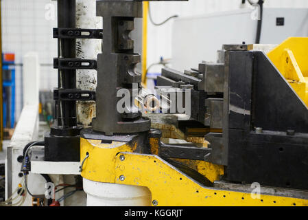 Roboter biegen Rohr in der modernen Fabrik Stockfoto