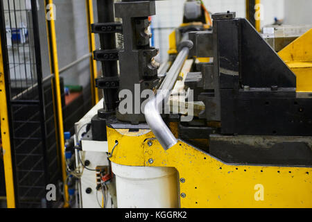 Roboter biegen Rohr in der modernen Fabrik Stockfoto