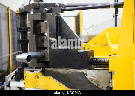 Roboter biegen Rohr in der modernen Fabrik Stockfoto