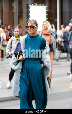 Street fashion nach Maria Katrantzou LFW SS 18 Charing Cross Road London 2017 September. Blogger, Presse, Einkäufer aus dem Topman Veranstaltungsort. Stockfoto
