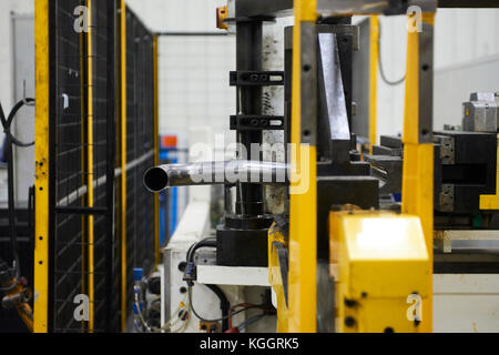 Roboter biegen Rohr in der modernen Fabrik Stockfoto