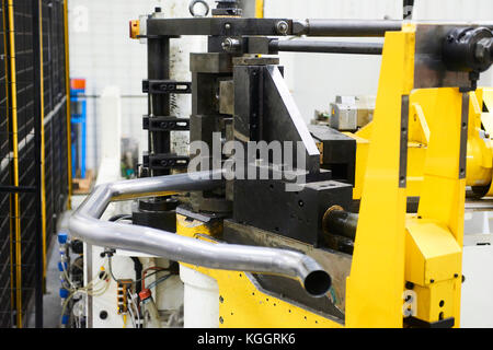 Roboter biegen Rohr in der modernen Fabrik Stockfoto