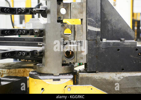 Roboter biegen Rohr in der modernen Fabrik Stockfoto