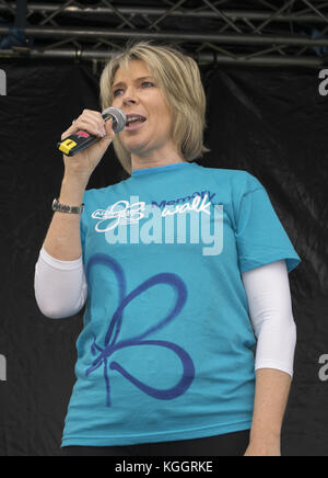 Fernsehstar Ruth Langsford und ihr Hund Maggie beginnen den Alzheimer’s Society Surrey Memory Walk im Painshill Park, Cobham. Die Strictly Come Dancing 2017, Loose Women und ITV This Morning Moderatorin, die ihren Vater Dennis an Demenz verloren hat und Botschafter der Alzheimer’s Society ist. Ruth wurde von EastEnders-Star Emma Barton und ihrem Hund Poppy begleitet. Mit: Ruth Langsford Wo: Cobham, Großbritannien Wann: 08 Okt 2017 Credit: Paul Taylor/WENN.com Stockfoto