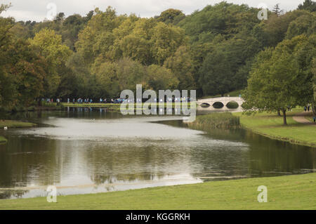 Fernsehstar Ruth Langsford und ihr Hund Maggie beginnen den Alzheimer’s Society Surrey Memory Walk im Painshill Park, Cobham. Die Strictly Come Dancing 2017, Loose Women und ITV This Morning Moderatorin, die ihren Vater Dennis an Demenz verloren hat und Botschafter der Alzheimer’s Society ist. Ruth wurde von EastEnders-Star Emma Barton und ihrem Hund Poppy begleitet. Mit: Atmosphäre Wo: Cobham, Großbritannien Wann: 08 Okt 2017 Credit: Paul Taylor/WENN.com Stockfoto